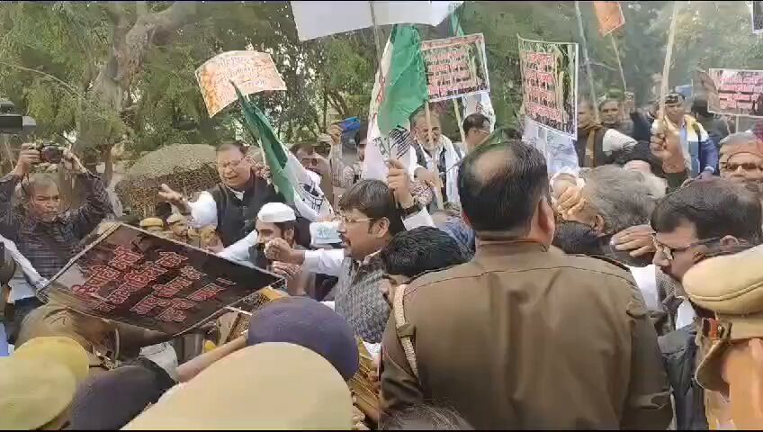 लखनऊ में जारी पुलिस भर्ती में आयु सीमा को छूट को लेकर धरना प्रदर्शन। योगी जी आपकी पुलिस युवाओं का हक छीनना चाहती है। यह हम होने नहीं देंगे। #उत्तर_प्रदेश_पुलिस_भर्ती #UPPOLICENEWVACANCY #Age_limit_Relaxation #RLD