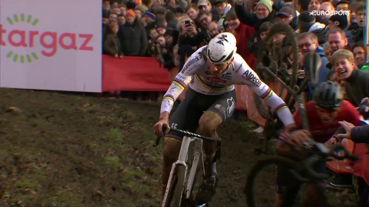 🚵🇧🇪 | Toch nog concurrentie voor Van der Poel? Hij moet een achterblijver opzij duwen! 💪💪 #cyclocross #Gavere 📺 Veldrijden kijk je live op discovery+
