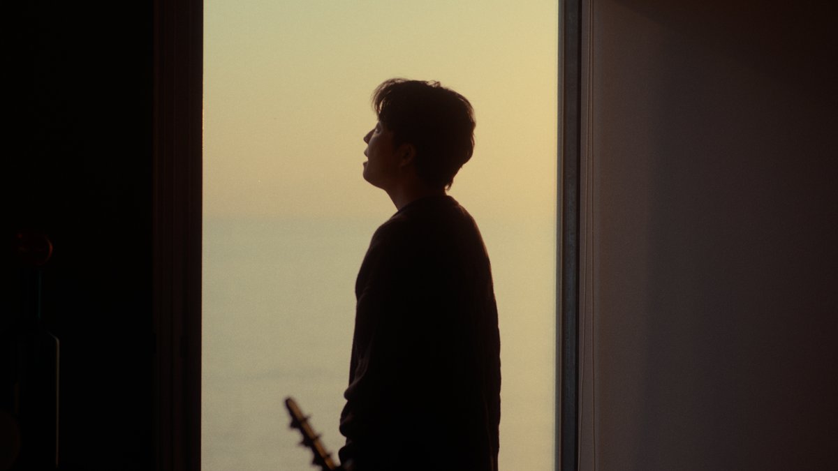【MV公開&生配信決定!】 #星野源_光の跡 Music Video 12/27(水)21:00に公開決定! さらに公開直前の20:30〜MVプレミア公開まで、星野さんによるトーク生配信をお届け! ぜひリマインド設定をしてお待ちくださいね。 トーク生配信: Music Video: