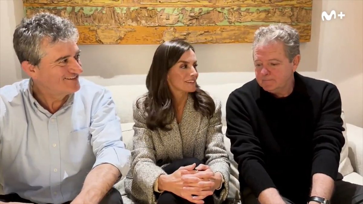 La Reina Letizia, invitada de honor para hablar de la #FundaciónGomaespuma, que se dedica a la promoción de la cultura y el fomento de la educación entre los grupos sociales más desfavorecidos en todo el mundo. 💙 #GomaespumaElReencuentro ya disponible en Movistar Plus+