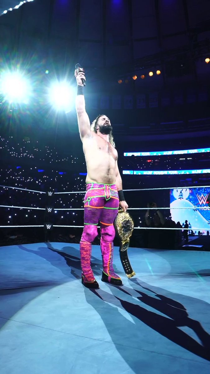 ❤️ ❤️ ❤️ A special moment from Seth Rollins to end a memorable night at #WWEMSG 🥹