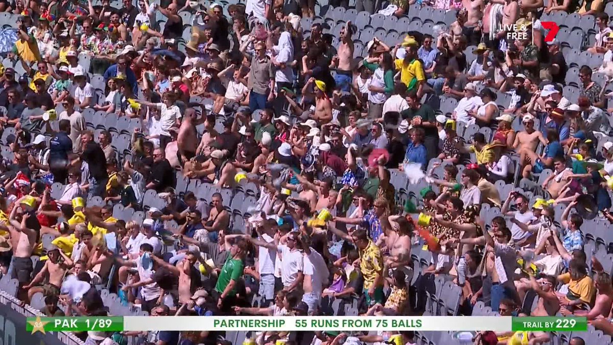 The MCG crowd tips their hat to Shane Warne at 3:50pm 🙏 #AUSvPAK