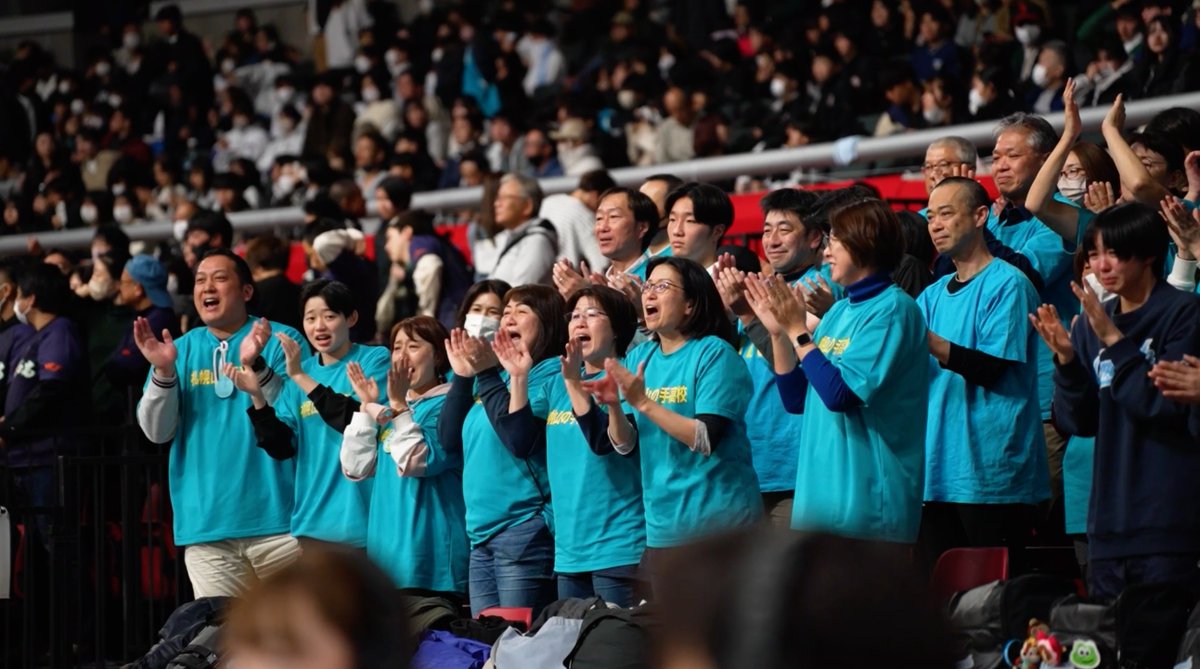 試合終了後に送られた最後の”笑顔が足りないよ！” エールを受け、表彰式では笑顔を見せるも保護者を前に感情が溢れる。 #ウインターカップ #高校バスケ