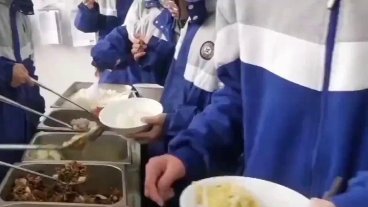 高中监狱化 12月26日，云南昆明佑亦中学一老师要求学生打饭不许说话，谁说话就打谁几下，并辱骂学生有人养没人教。 26日，学校工作人员表示已看到视频，会将此视频发给领导调查处理。