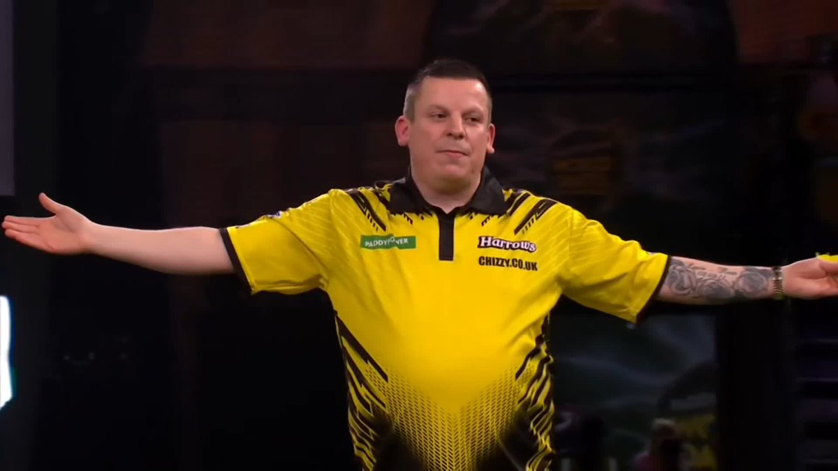 CHIZZY SAFELY THROUGH! Delight for Dave Chisnall, who closes out an emphatic 4-1 success against last year's semi-finalist Gabriel Clemens to ease through to the last 16! 📺 #WCDarts | R3