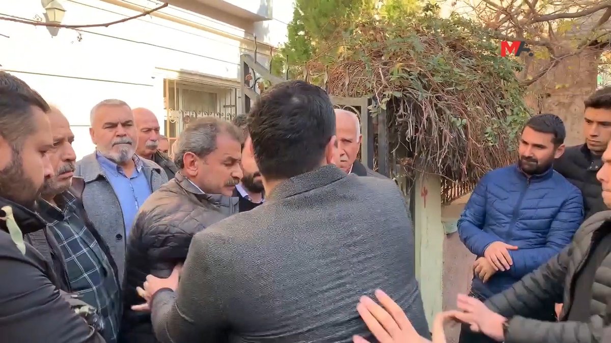 DEM Parti Serêkaniye (Ceylanpınar) İlçe Örgütü, Rojava'ya yönelik saldırıları parti binası önünde protesto etmek istedi. Kitleye saldıran polisler, çok sayıda kişi darp ederek gözaltına aldı.