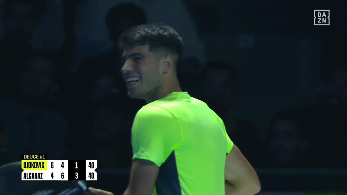 Esto de Carlos Alcaraz... ¡DE GENIO ABSOLUTO! 🤯 Hasta Djokovic 'abandona' y tira la raqueta 😳 ¡GOLPE GANADOR A LA LÍNEA! 🔥 #TenisDAZN 🎾