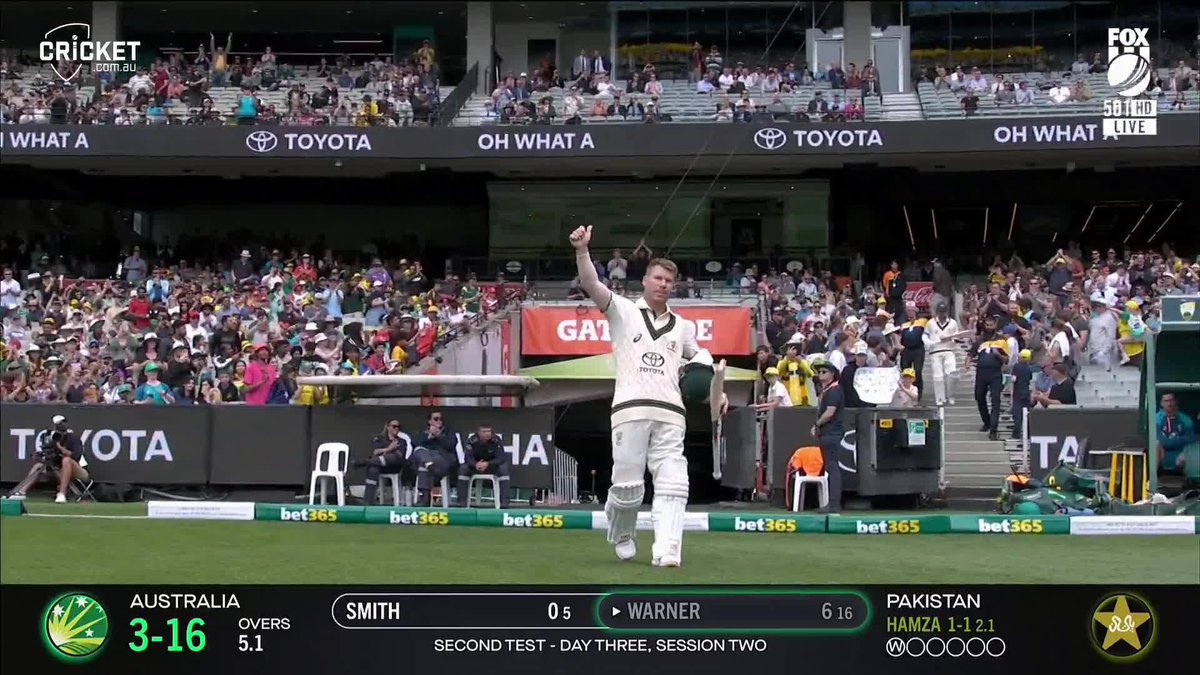 David Warner says goodbye to the MCG crowd. - He gave his gloves to kids, a beautiful moment!