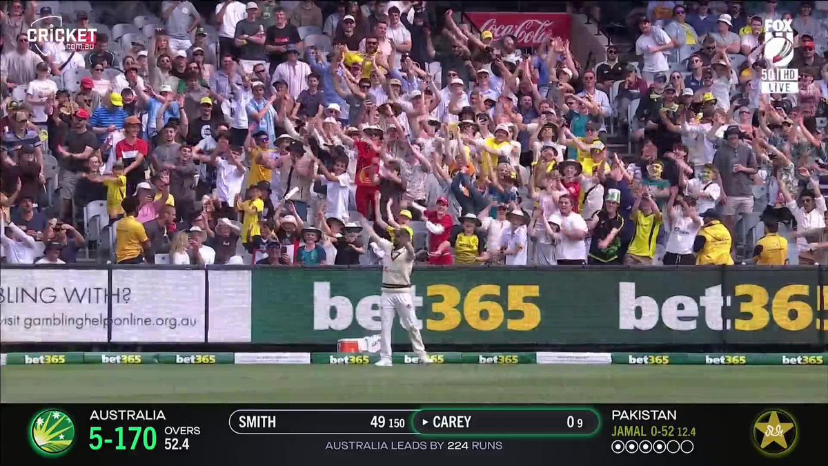 MCG crowd dancing with Hasan Ali. - Test atmosphere in MCG is 🔥