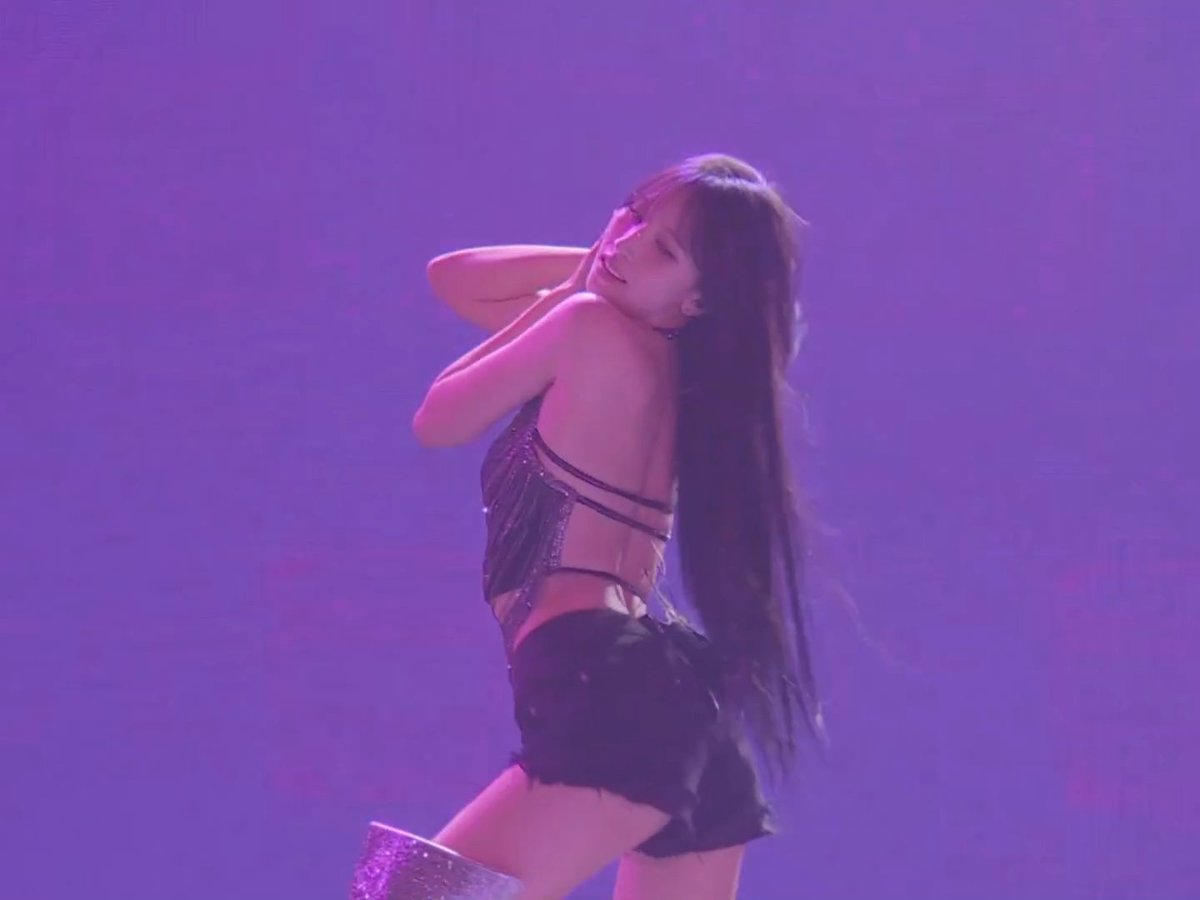 TWICE's Mina dances to '7 Rings' by Ariana Grande.