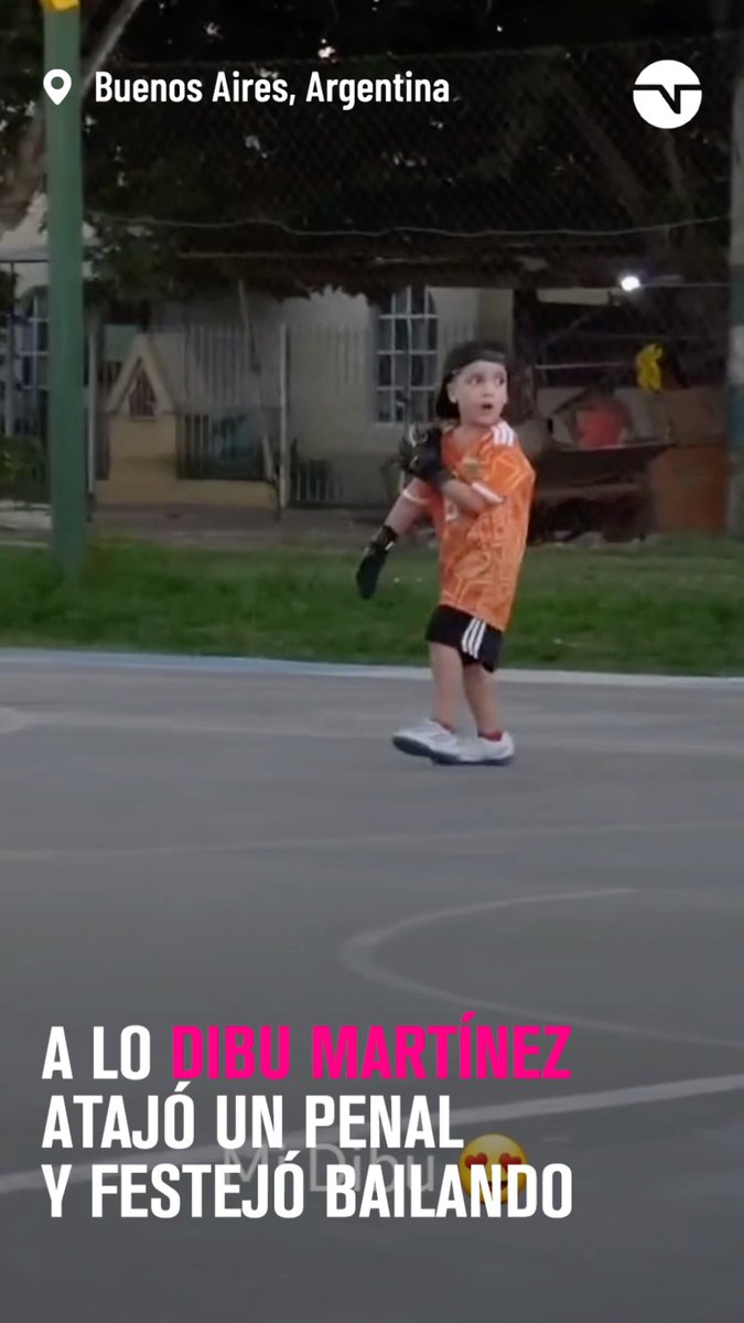 “Dibu” Por este niño que atajó un penal, festejó como el arquero de la Selección Argentina y hasta le tiró la pelota lejos al siguiente pateador.