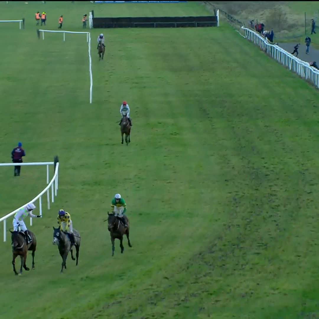 👀 Patrick Mullins having a word with cousin Danny Mullins