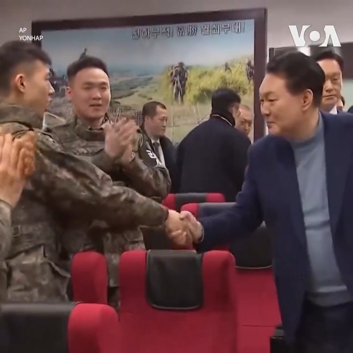 韩国总统尹锡悦28日到涟川郡视察前沿军队时表示如果遭到朝鲜挑衅要迅速回击。