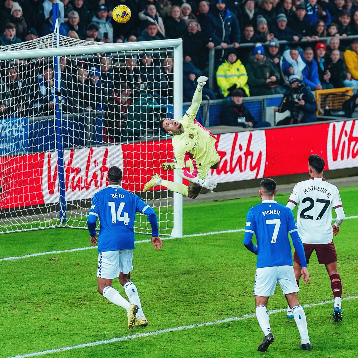 An outstanding save from Ederson! 🤩 🇧🇷