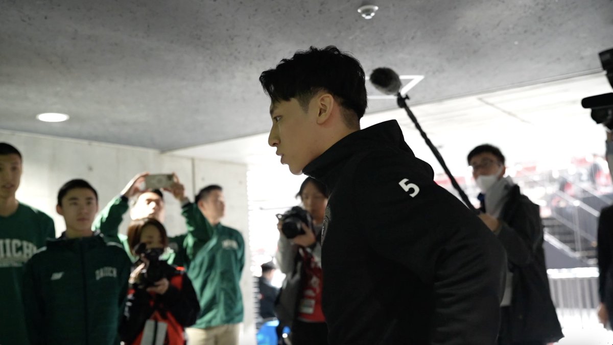 試合前、福岡第一の後輩たちを激励する河村勇輝選手🔥 🏆SoftBank #ウインターカップ 2023 🔥男子決勝 🆚福岡大学附属大濠(福岡) vs 福岡第一(福岡) ⏰本日13:00 TIPOFF 📺テレビ朝日系列(地上波)で生中継 📡バスケットLIVEで生配信 #高校バスケ