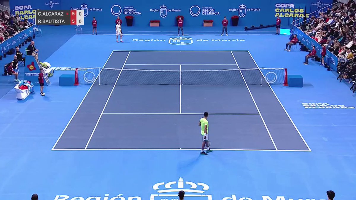 💍 ¡Carlitos, CÁSATE CONMIGO! 💒 Una fan le pide matrimonio a Carlos Alcaraz desde la grada del Palacio de los Deportes 🤣 El de El Palmar no pudo contener la risa #Tenis #La7Deportes