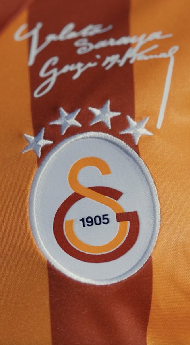 Ekim ayında binlerce Galatasaray taraftarıyla buluşan Cumhuriyet'in 100. yılına özel formamız, şubat ayında yeniden stoklarda! 🫶 #YürüyelimArkadaşlar #Cumhuriyetin100üGalatasaray
