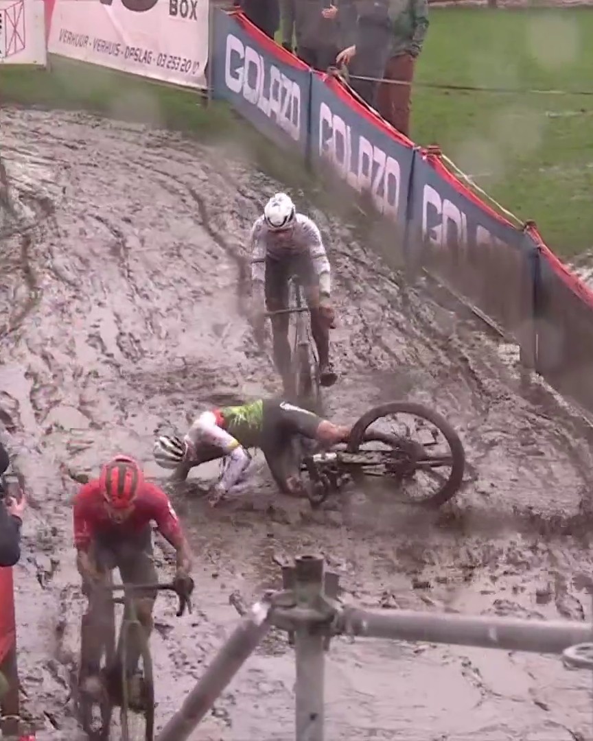 🤩 ¡Na, na, de otro mundo! 🔥 Van der Poel esquivando a un rival que se cae justo delante y estando prácticamente en parado sin echar el pie a tierra.