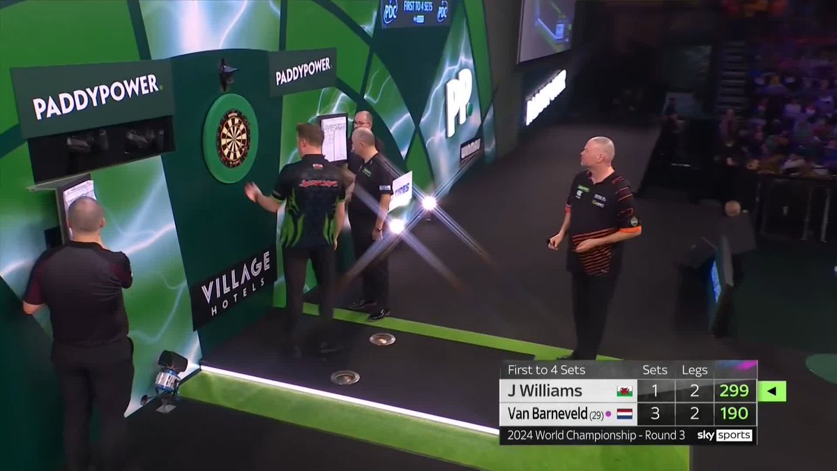 BARNEY INTO THE FOURTH ROUND 🐯 Raymond van Barneveld gets over the line against Jim WIlliams, wrapping up a 4-1 win! 📺 #WCDarts