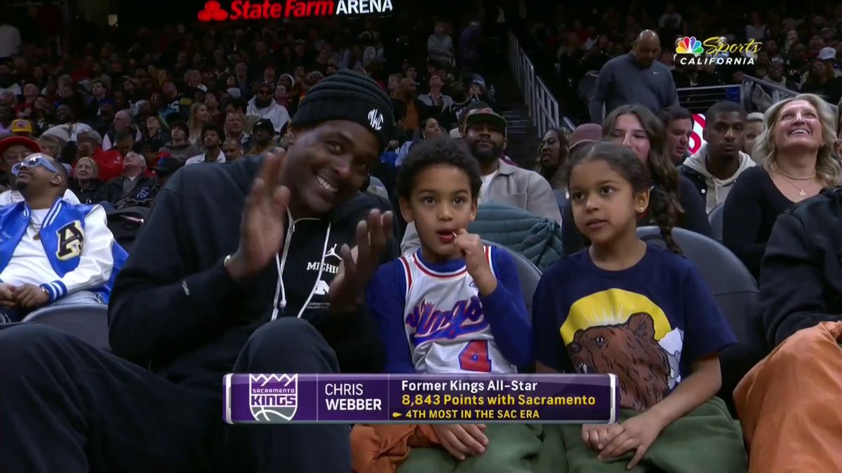C-Webb and the fam takin' in Kings-Hawks 💜
