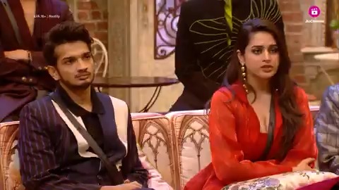 Kya Salman ka uthaya matter kar dega Munawar aur Ayesha ke relationship ko completely shatter? Watch #WeekendKaVaar with Salman Khan, streaming free on #JioCinema and ColorsTV #BB17 #BiggBoss17onJioCinema Salman Khan munawar faruqui #AyeshaKhan