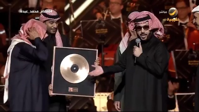 انتبه لنفسك التضامن مع فلسطين ممنوع شاهد هذا المقطع للأخير كيف محمد عبده يتبرع بجائزته الذهبية التي تلقاها من تركي آل شيخ لأطفال غزة المضطهدين بينما تركي لا يقدر هذا الموقف الذي اتخذه محمد عبده في التبرع بجائزته الثمينة . #ضربة_القرن #طفوا_الكاميرات