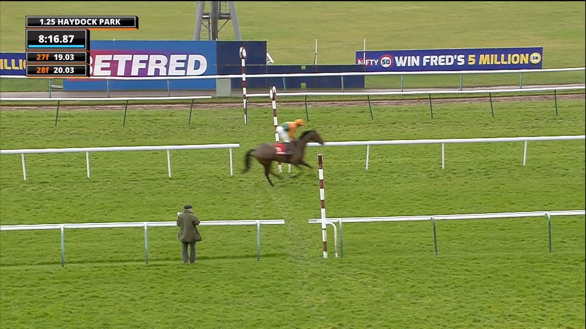 When the rain comes, trust in Venetia Williams 👏 Robyndzone wins the Betfred Last Fling Handicap Chase at Haydock Park Races #ITVRacing