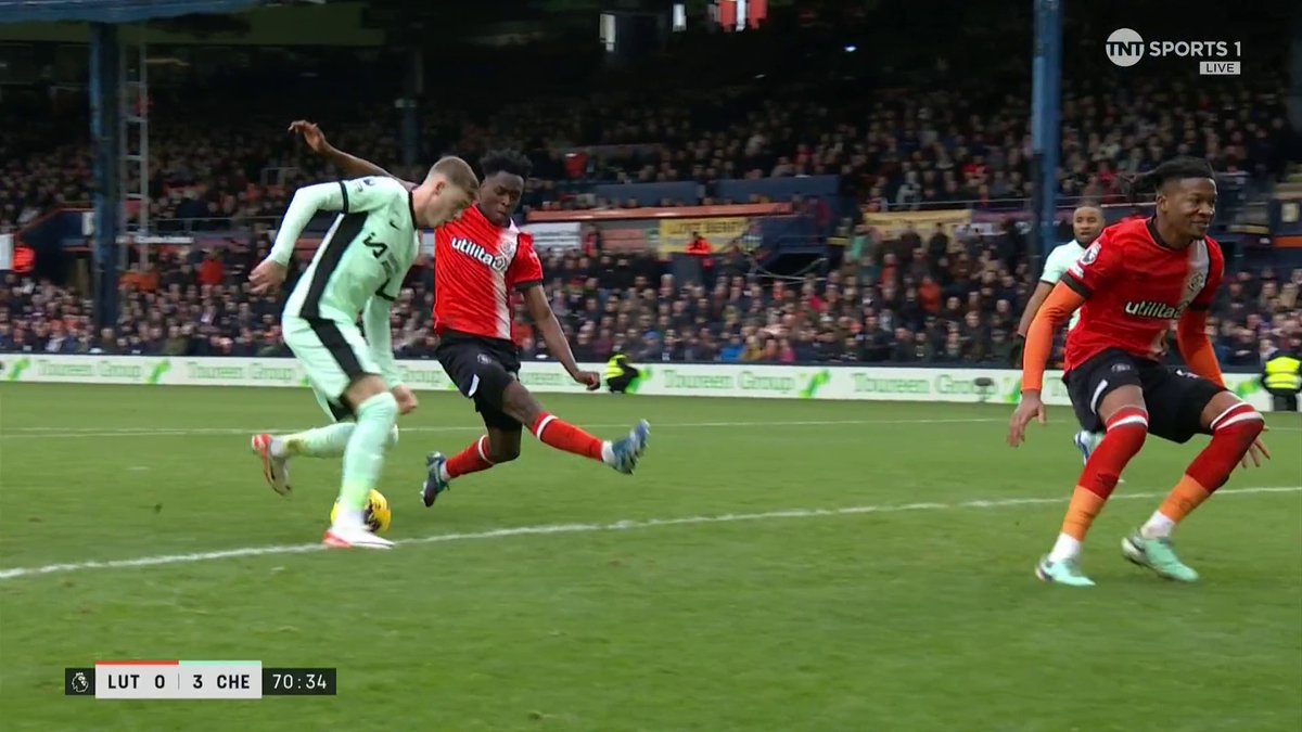 This slow mo replay of Cole Palmer's second goal. Unreal composure 🥶