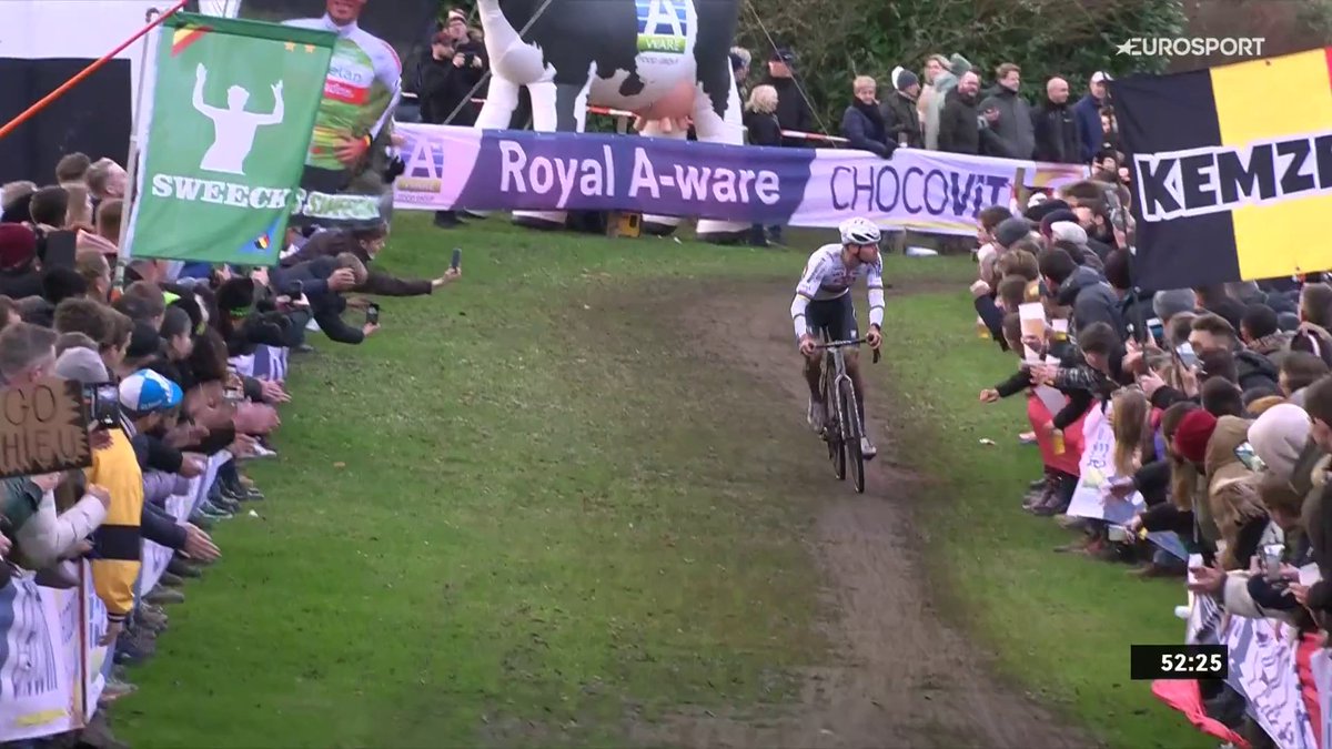 🚵🇳🇱 | Wat gebeurt hier? Van der Poel spuugt naar 'fans' langs de kant. Hij zegt naderhand boos te zijn om constant boegeroep... 😤😤 #CycloCross #Hulst 📺Veldrijden kijk je live op discovery+
