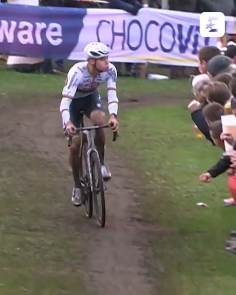 The moment Mathieu van der Poel 𝙨𝙥𝙖𝙩 at the Hulst crowd 😱 #CXWorldCup