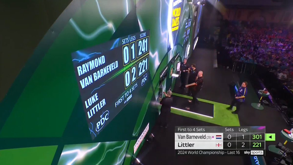 LIGHTNING START FROM LITTLER! In no time at all, Luke Littler takes the opening set against Raymond van Barneveld! 📺 #WCDarts | R4