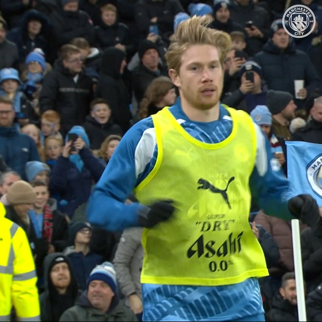 A rousing reception for 👑 Kevin De Bruyne's return to the Etihad! 🔊