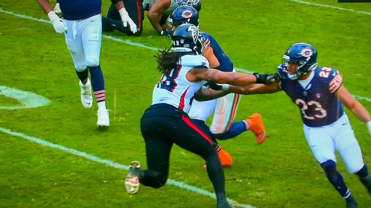 How does Justin Fields not get this call? Throw the fucking flag. How many other QBs get this call for less?
