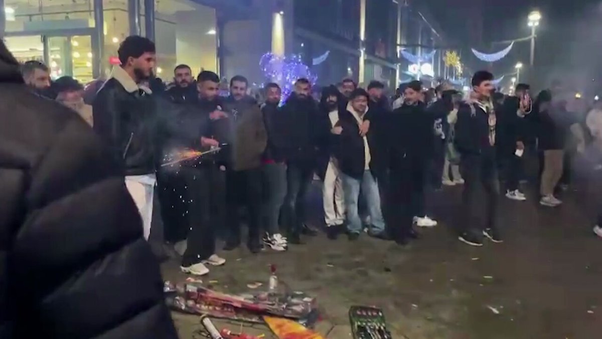 Am Berliner #Alexanderplatz kam es zu einer chaotischen Feuerwerksschlacht. #Silvester2023