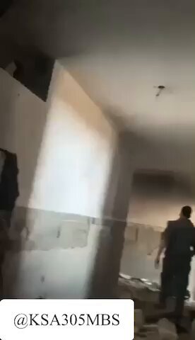 عناصر حركة #حماس تسرق بيوت المواطنين الغزاويين ( يوجد فيدويهات كثيره جدا لعمليات تمشيط منازل احياء #غزة وسرقة ممتلكات المواطنين المهجرين ) طلعو مش إ.ر.ها.بيين فقط و حرا.مية ايضاً ،ولكن لن استغرب فمن سرق حياة الناس الآمنين وسرق افراحهم لن تردعة الاخلاق ولا الشيمة عن سرقة ممتلكاتهم #حلل_يادويري