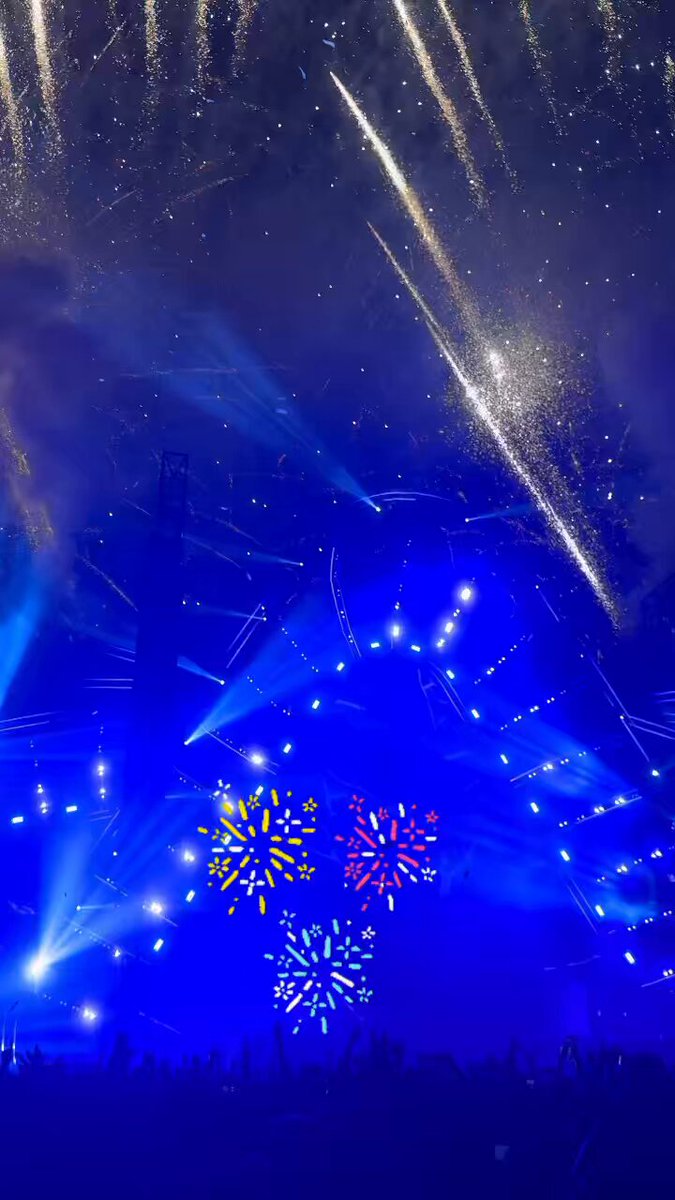 รีวิว Neon Countdown Festival 2024 ปีแล้วเราเลือก countdown แถวบ้านเพราะกลัวรถติด แต่เพื่อนต่างชาติหลายคนมา แล้วบอกมันดี เพราะ Line-up ศิลปินใช้ได้ (A แต่ไม่ A+) ชอบครับ ธีมดี ตกแต่งก็ดี มุมนั่งพัก-ถ่ายรูปเยอะ อีกอย่าง คือมันเป็น festival ที่ง่ายมาก (เข้างานง่าย-ออกเร็ว-ซื้อของง่าย-ห้องน้ำเยอะ) ง่ายที่สุดอันนึงในโลก ง่ายกว่าไปคอนเสิร์ตธรรมดาบางแห่งอีกต่างหาก ขอชมทีมจัดงานด้วยครับ