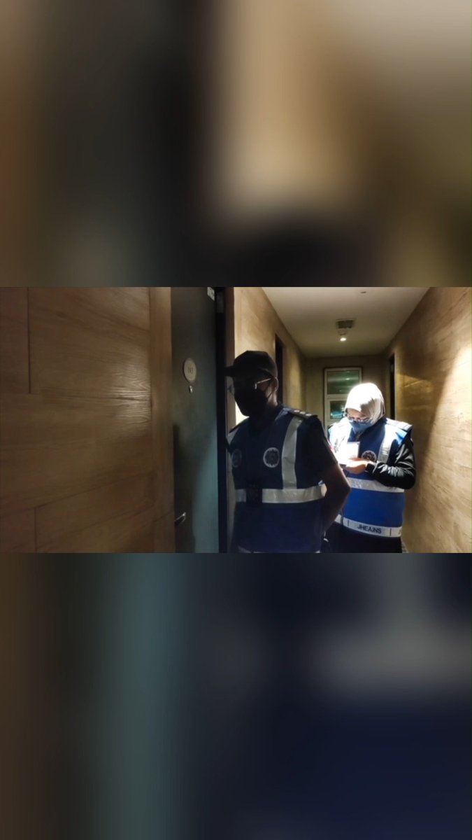Seorang duda yang mendaftar masuk di sebuah hotel bersama janda dan dua anak wanita itu dicekup berkhalwat di sebuah hotel dekat Bandar Baru Nilai, ketika malam Tahun Baharu, awal pagi tadi.