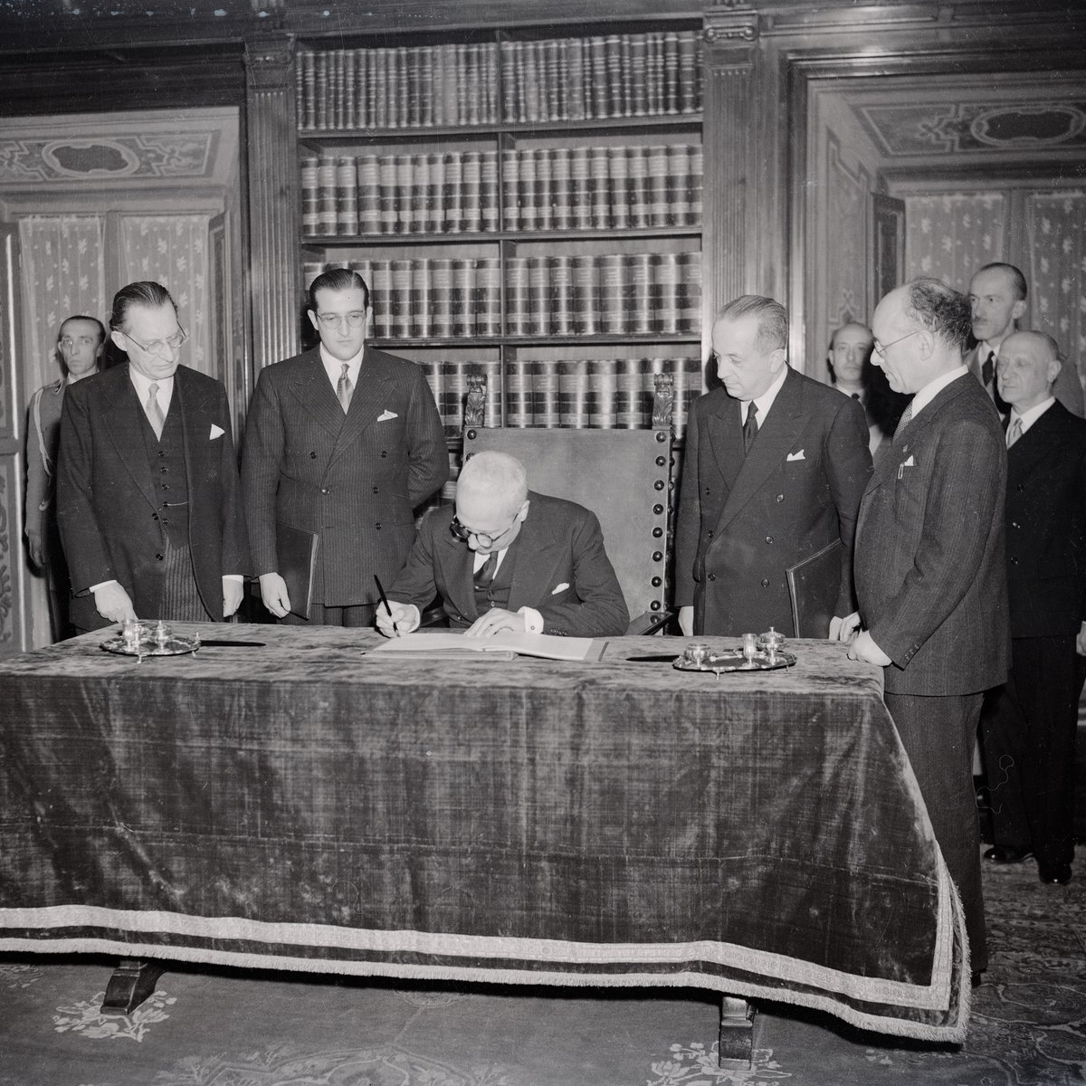 Il #1gennaio del 1948 entra in vigore la Costituzione italiana. In 139 articoli sono definiti i principi e la struttura della forma di governo repubblicana che gli italiani hanno preferito alla monarchia.
