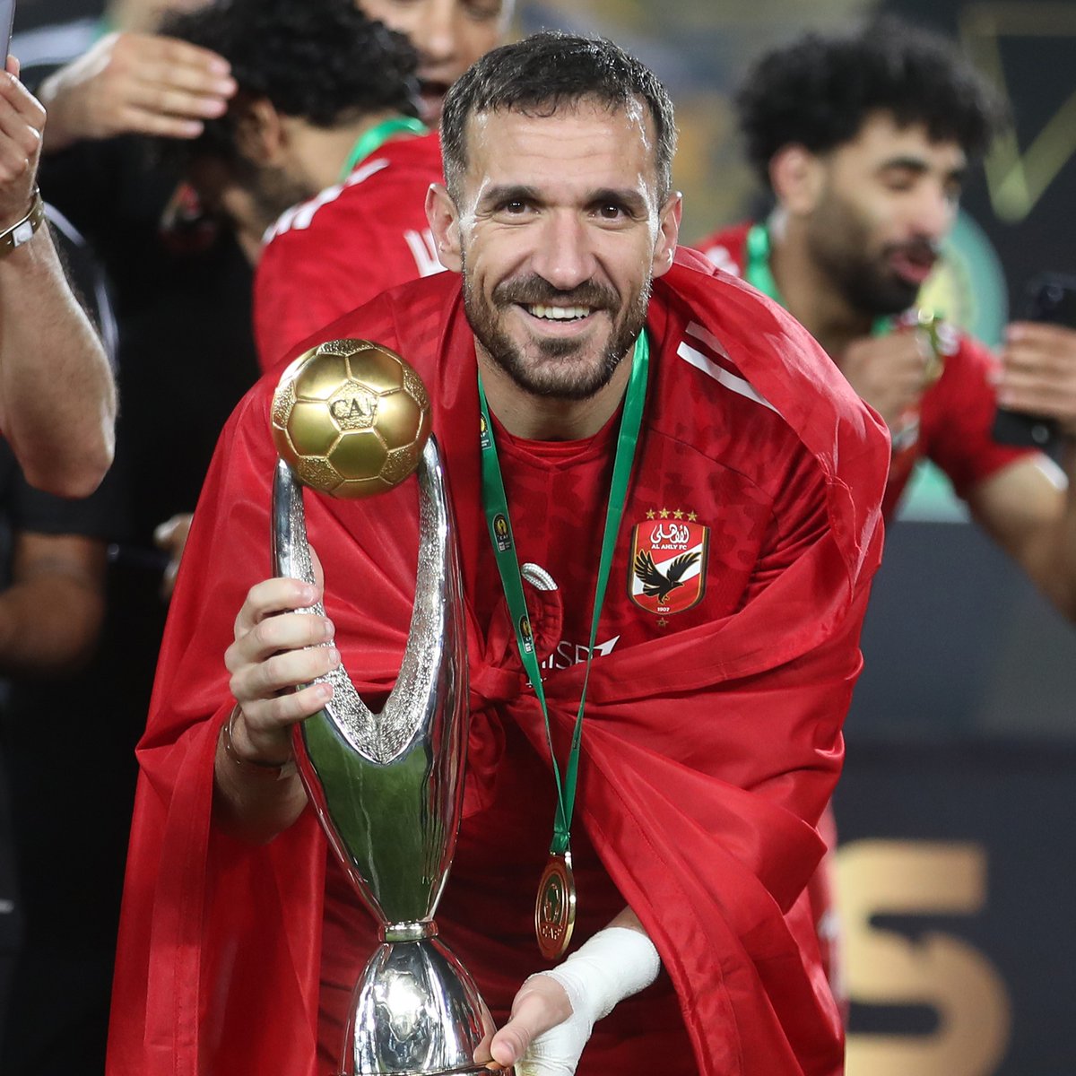 غنوا وتغنوا به في المدرجات! 🤩 🇹🇳 عيد ميلاد سعيد لنجم الأهلي علي معلول. 🦅 #TotalEnergiesCAFCL | ‏النادي الأهلي
