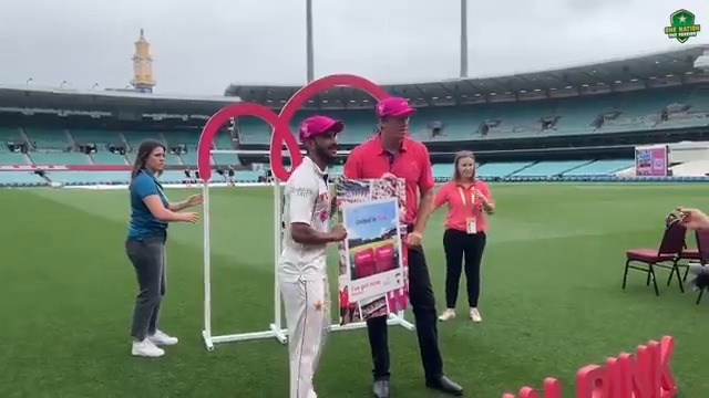 🇵🇰 team photo with 🇦🇺 great Glenn McGrath 📸 All set for the 'Pink Test' at SCG 🏏✨ #AUSvPAK