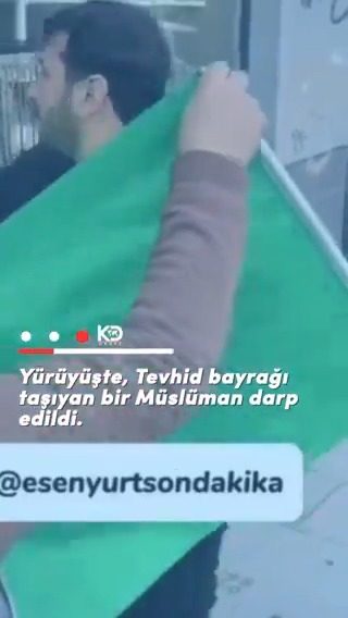 Yürüyüşte, Tevhid bayrağı taşıyan bir Müslüman darp edildi #filistinihilafetkurtarır #Tsunami #Hilafet #GazzedeYeniYıl #Filistin Kelime-i Tevhid