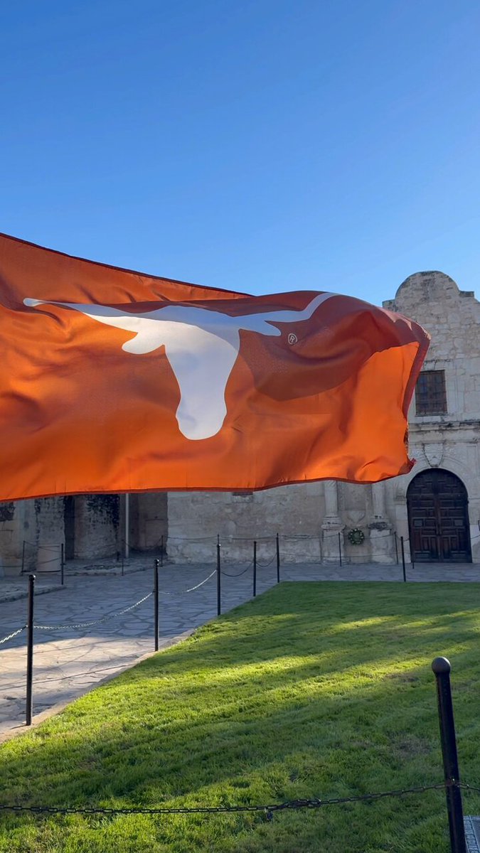 #HookEm Horns from the Alamo! 🤘 The Shrine of Texas Liberty sends the best of luck to the UT Austin @TexasLongHorns in the #SugarBowl today!