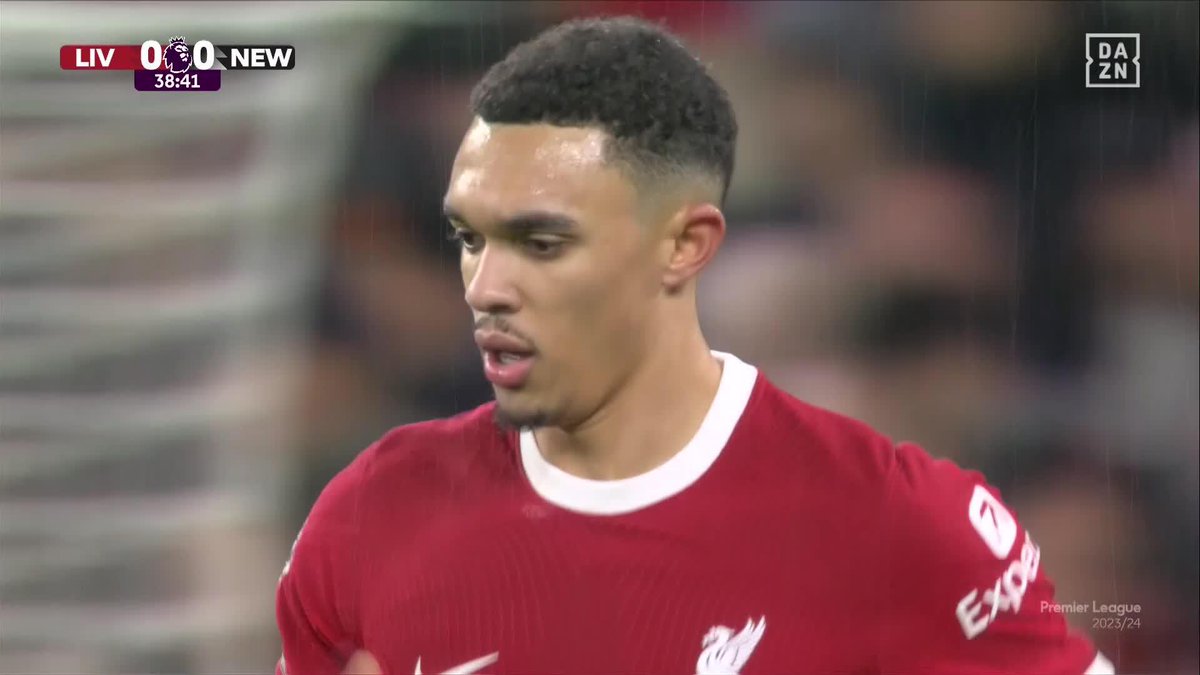 La sobrada de Trent Alexander-Arnold 😱😱😱 1 de enero y casi vemos uno de los goles del año ¡QUÉ LOCURA HIZO! 👀 #PremierLeagueDAZN ⚽ 🏴󠁧󠁢󠁥󠁮󠁧󠁿