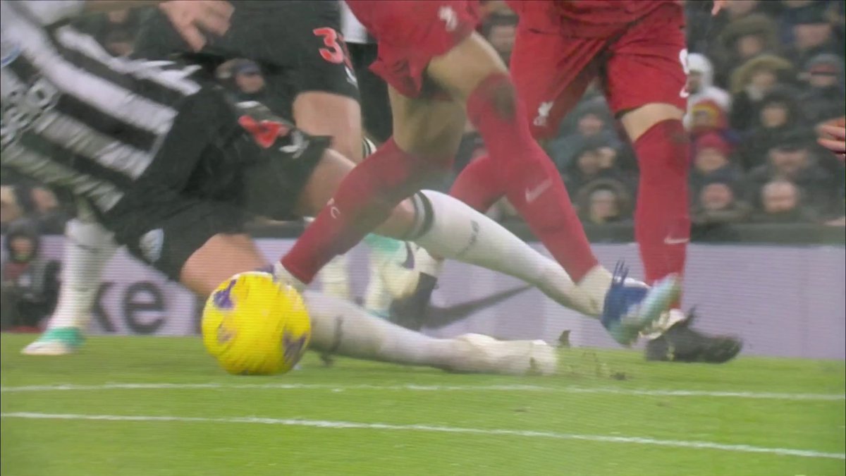 "There was definitely contact it was definitely a penalty" A closer look at the challenge on Diaz for the Liverpool penalty 🧐