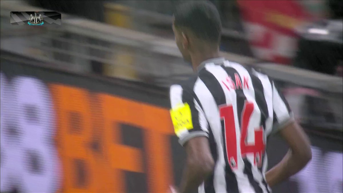 "In front of a stunned and silent Kop..." 🤐 Alexander Isak EQUALISES for Newcastle! ⚫⚪