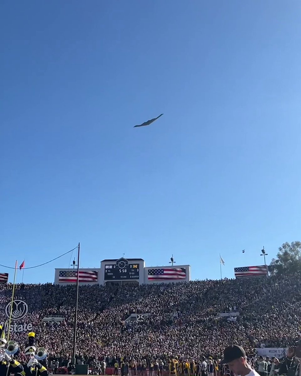 This view of the B-2 Stealth bomber in Pasadena 🤩 🌹