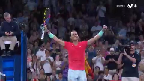 ✌️ ¡¡¡VAMOS, RAFA!!! Rafa vuelve a levantar los brazos. Rafa vuelve a ganar. Casi un año después, Nadal regresa al circuito y lo hace con triunfo ante Thiem por 7-5 y 6-1. #VuelveRafa #LaPistaDelTenis