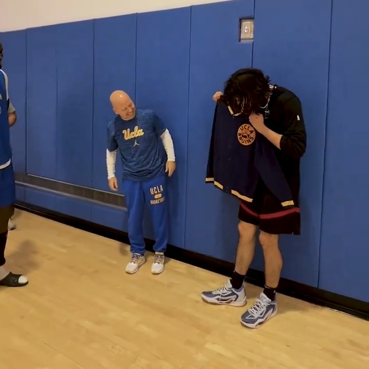 Jaime returns to UCLA Men’s Basketball and is immediately gifted the John Wooden alumni jacket. Love to see it! Jaime Jaquez Jr // Mick Cronin