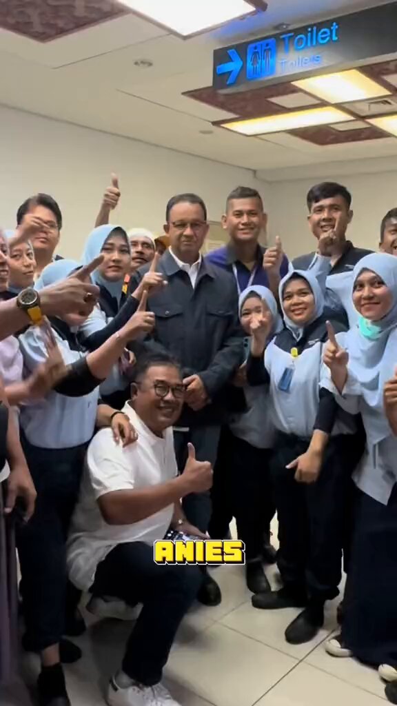 Saat Pak Anies Berada di Dalam Toilet Minangkabau lalu Para Petugas kebersihan atau Cleaning Service Bandara Minangkabau Sumatera barat Menunggu Pak Anies Keluar dari Toilet Demi Berfoto dan Salaman dengan Pak Anies ....sungguh Luar biasa Pak Anies 👍🥰
