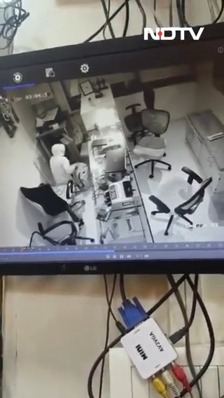 #Watch | Jewellery worth over ₹ 3 crore was stolen from a showroom in #Pune. Heist caught on CCTV camera. Read here: